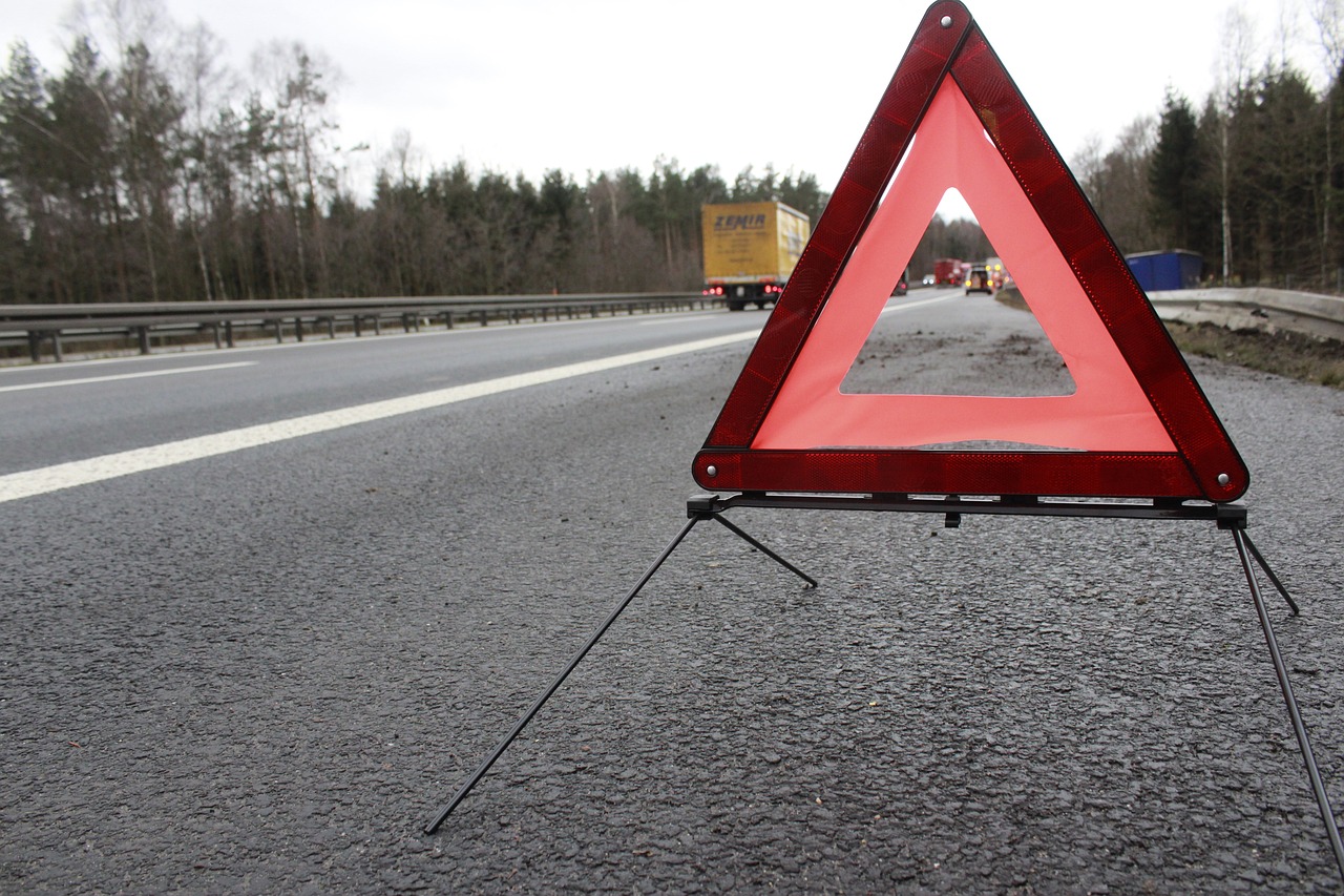 Soccorso Stradale e Segnalazione dei Pericoli come comportarsi